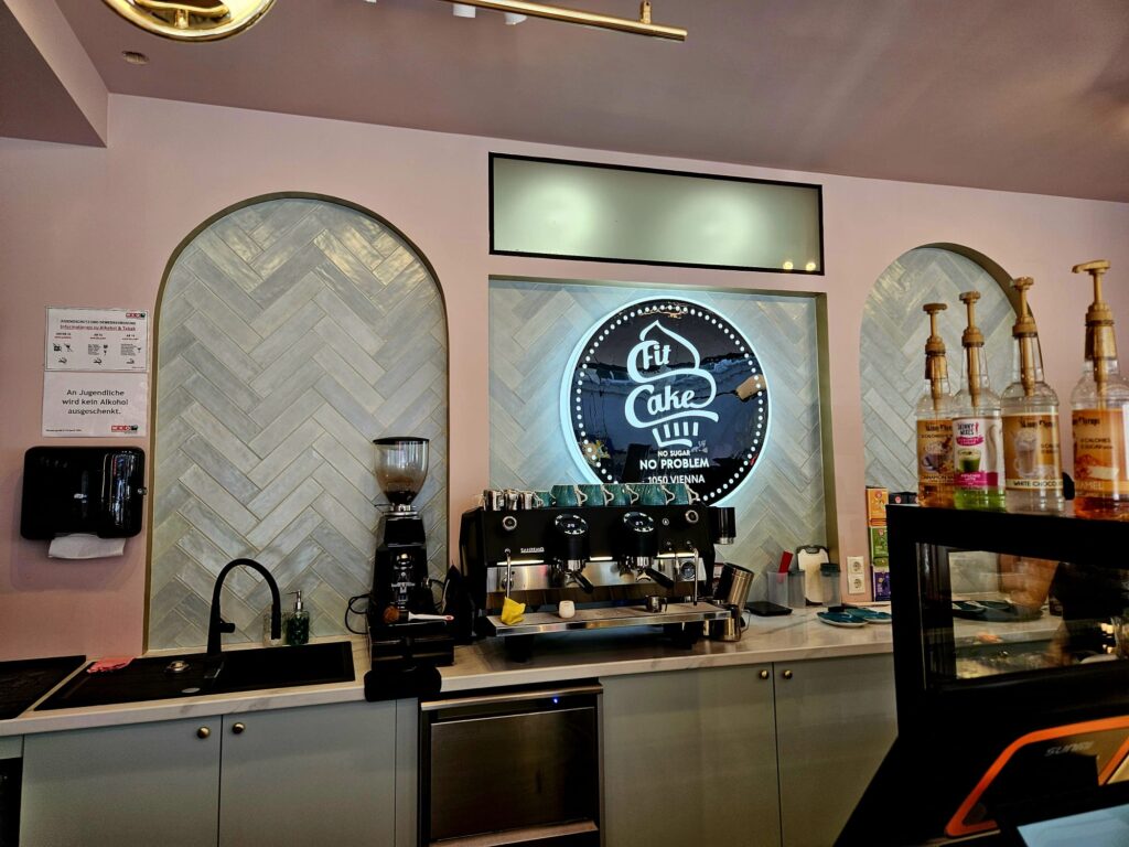 Bar und Kaffeemaschine im Café FitCake Wien.