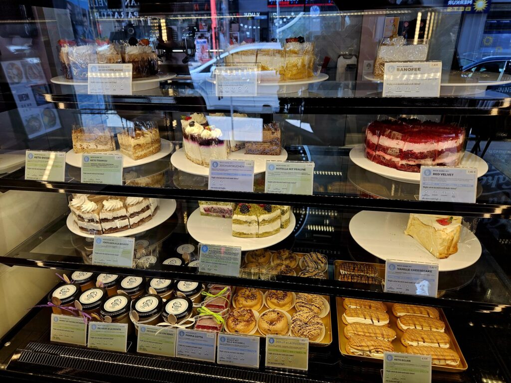 Kuchenvitrine mit gesunden Kuchen im FitCake Wien.