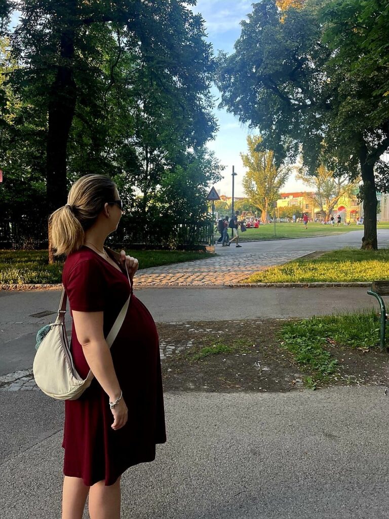 Hochschwangere Frau im Park vor der Geburt – Geburtsbericht Kaiserschnitt