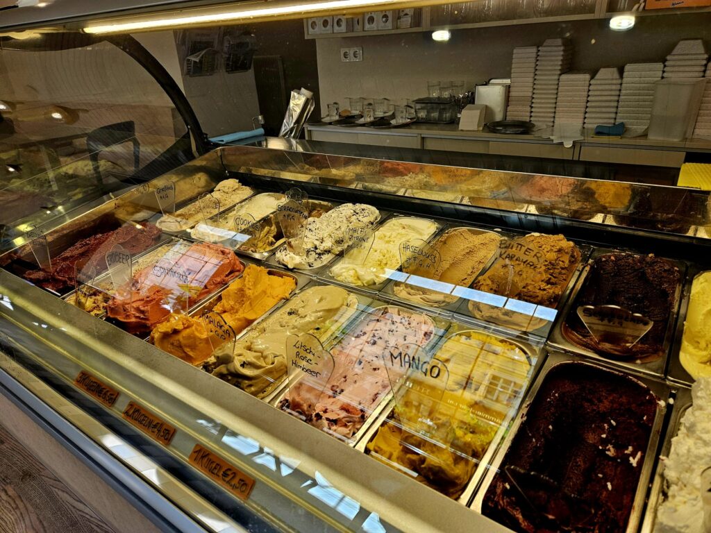 Eistheke mit verschiedenen Sorten in Gregors Konditorei, Wien.