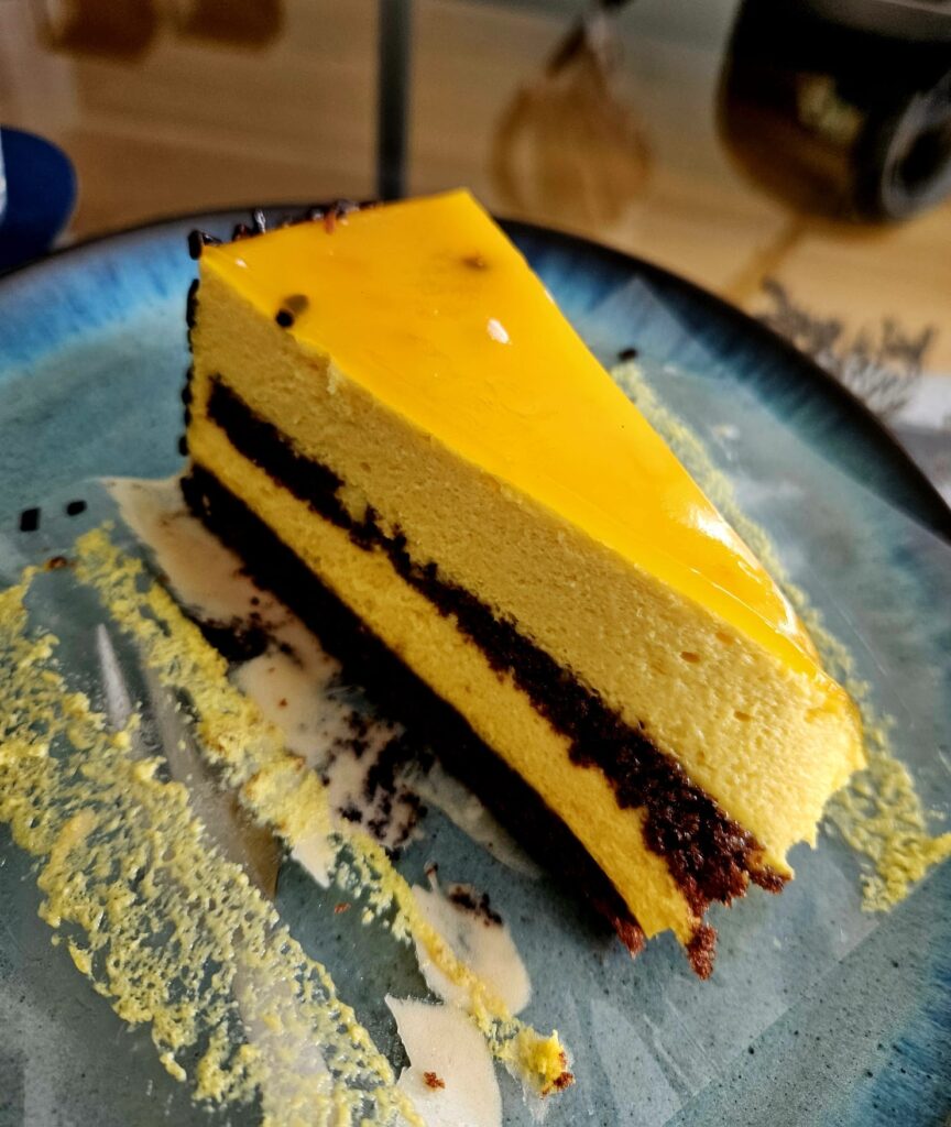 Stück Mango-Mousse-Torte von Gregors Konditorei in Wien.