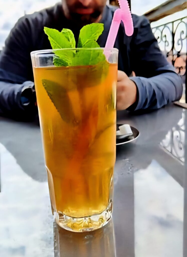 Glas mit marokkanischem Minztee in Marrakesch