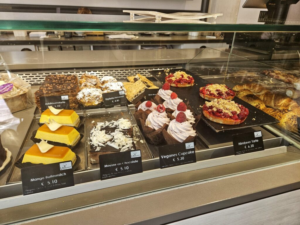 Verschiedene Kuchen in der Vitrine bei Ullmanns Zuckerbäckerei Wien.