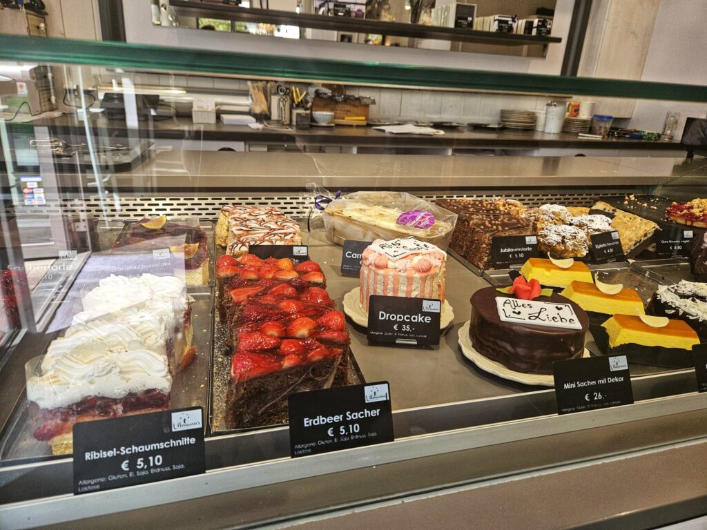 Verschiedene Kuchen in der Vitrine bei Ullmanns Zuckerbäckerei Wien.