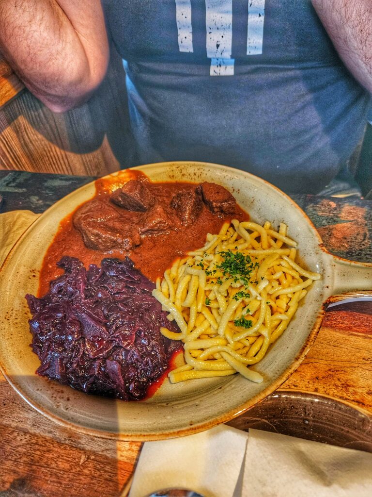 Spätzle mit zartem Gulasch im Seeschlößchen – Dinner Babymoon Senftenberg