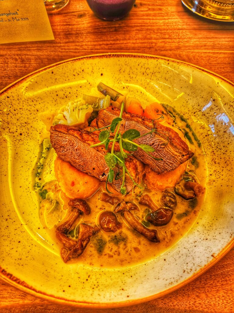 Schwammerlragout mit Wild – Abendmenü im Seeschlößchen Babymoon Senftenberg