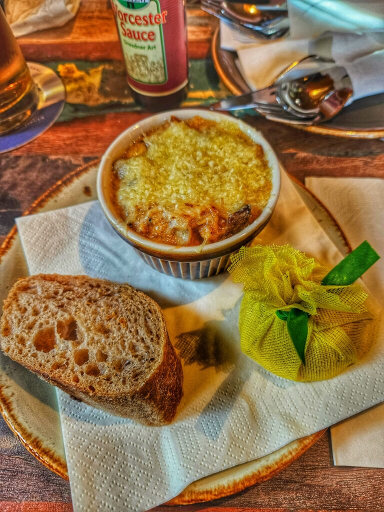 Würzfleisch mit frischem Brot im Seeschlößchen – Abendessen Babymoon Senftenberg