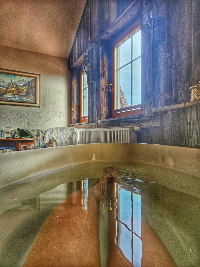 Entspannter Babymoon-Moment in der Badewanne mit Blick auf das Erkerfenster – Seeschlößchen Senftenberg