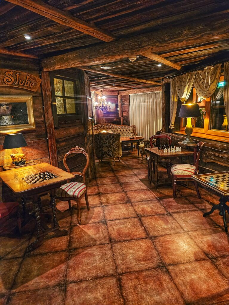 Gemütlicher Brettspielbereich im Seeschlößchen mit großen Holztischen – Babymoon Senftenberg