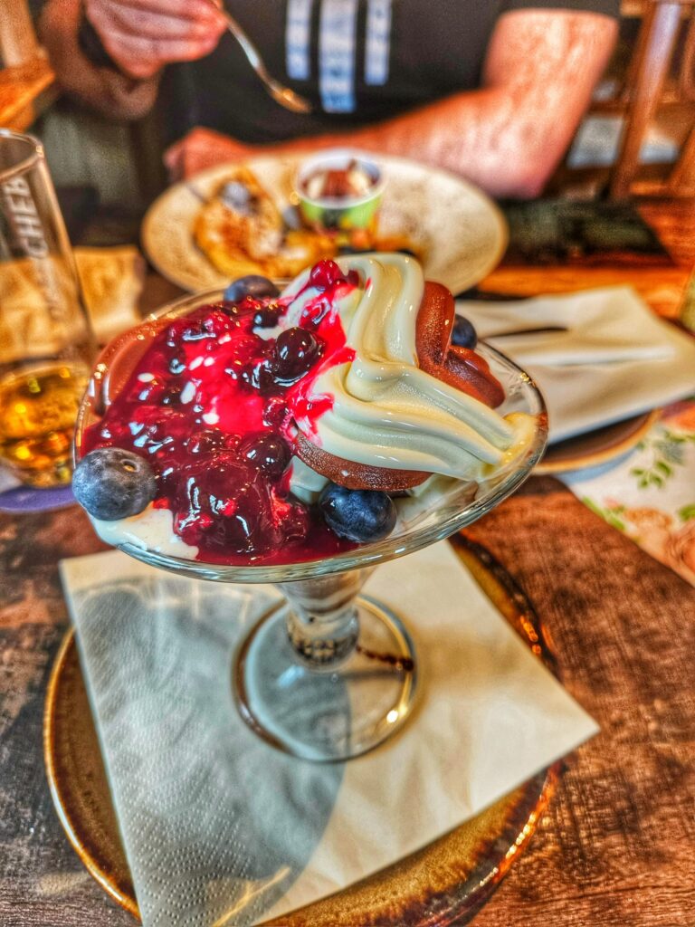 Softeisbecher mit frischen Beeren – Dessert im Seeschlößchen Senftenberg