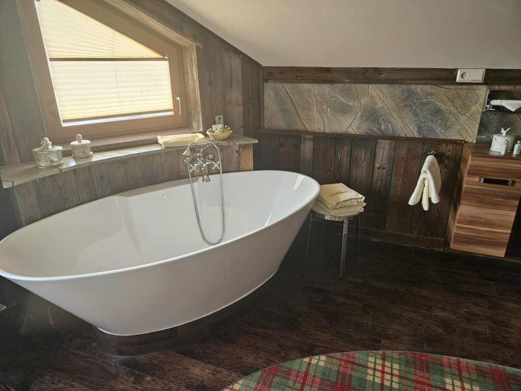 Freistehende Badewanne im Superior-Zimmer des Seeschlößchen – Babymoon Senftenberg