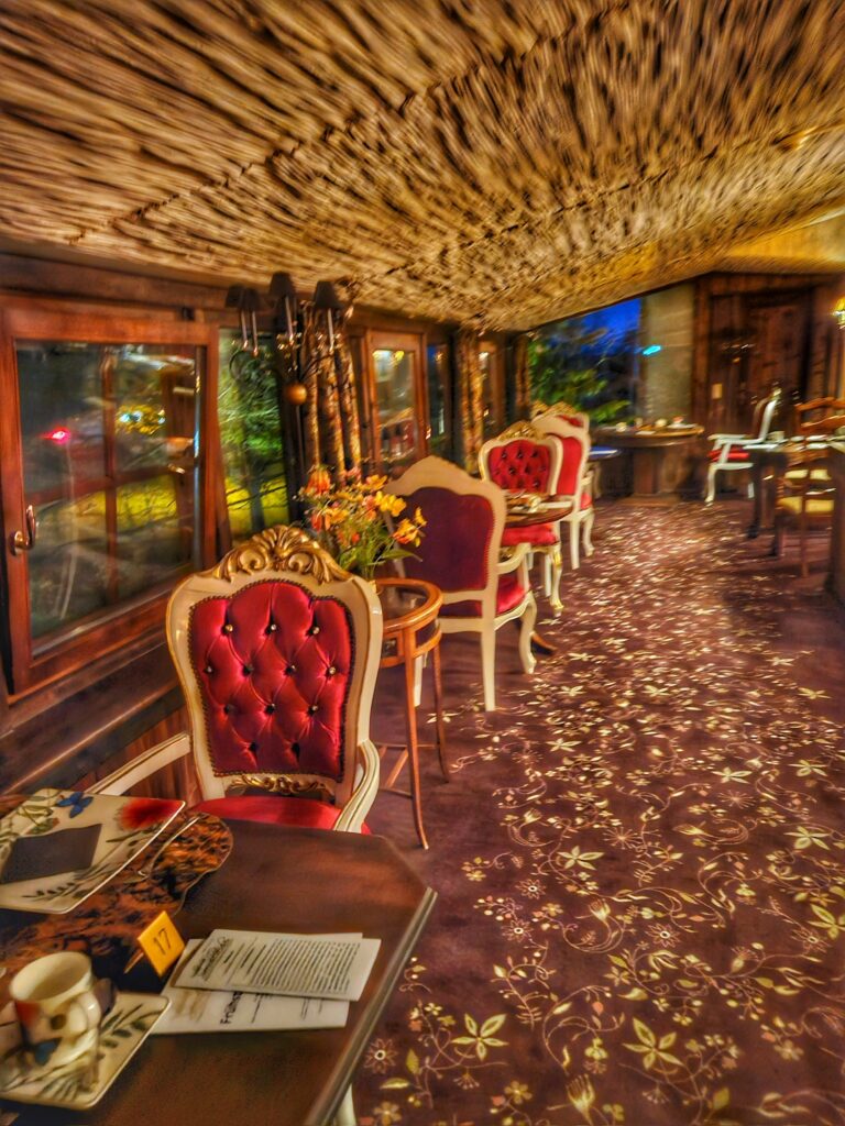 Heller Frühstücksbereich mit kleinen Tischen und Blick ins Freie – Babymoon Senftenberg