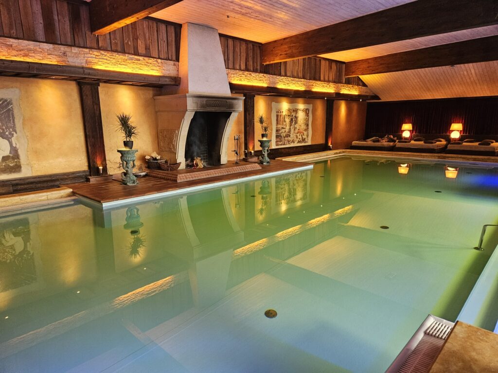 Warmer Pool mit Kamin im Spa des Seeschlößchen – Babymoon Senftenberg