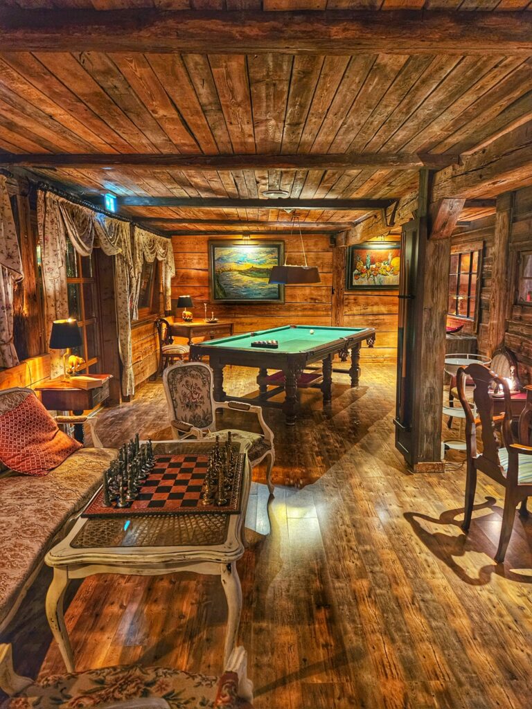 Rustikaler Spielbereich mit Billardtisch im Seeschlößchen Senftenberg