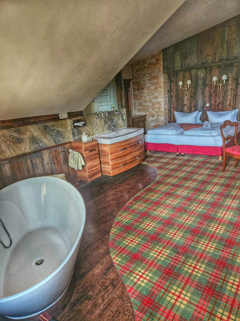Superior-Zimmer mit freistehender Badewanne und gemütlichem Bett – Babymoon Senftenberg