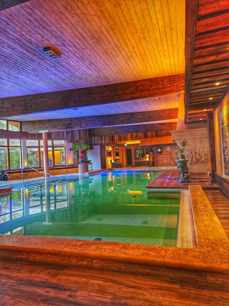 Innenpool im Wellnessbereich des Seeschlößchen – Babymoon Wellness Senftenberg