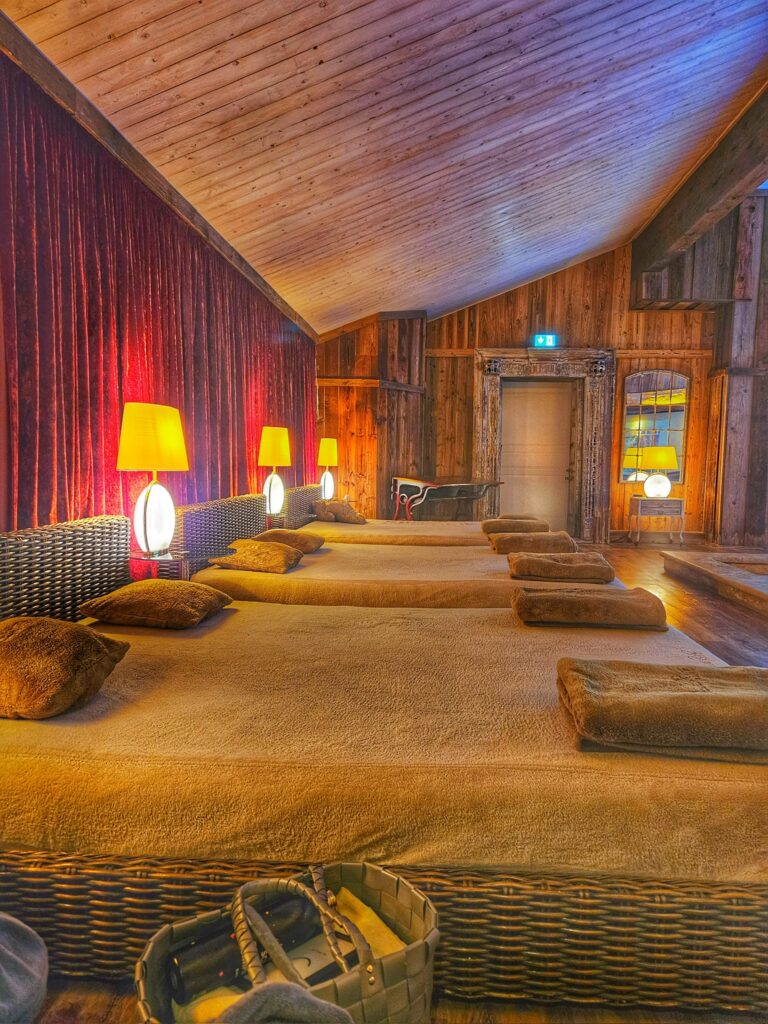 Ruhebereich mit Liegen im Wellnesshotel Seeschlößchen – Babymoon Senftenberg