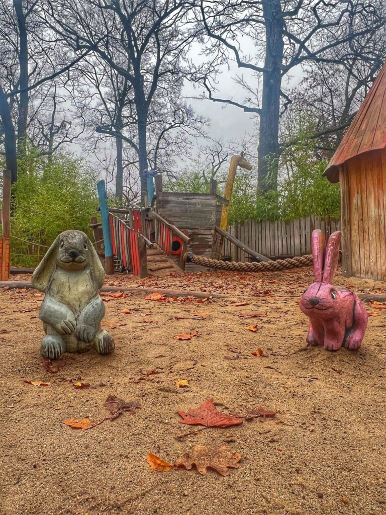 Holzspielplatz für Kleinkinder im Zoo Berlin mit Hasenfiguren