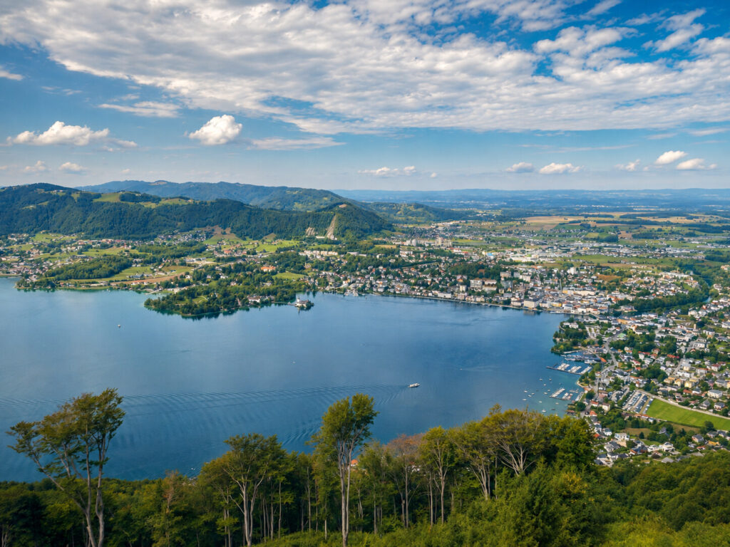 Blick vom Grünberg auf Gmunden und den Traunsee unter blauem Himmel