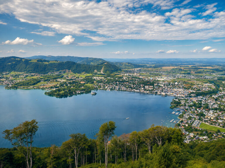 Blick vom Grünberg auf Gmunden und den Traunsee unter blauem Himmel