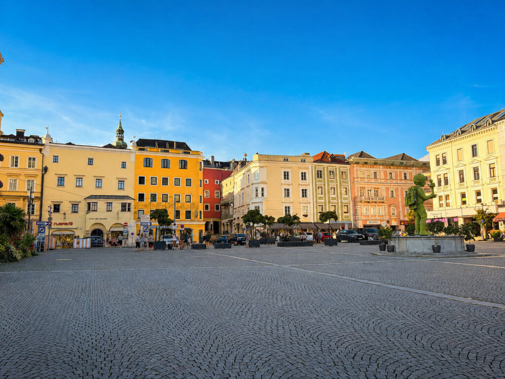 Rathausplatz in Gmunden mit bunten historischen Häusern und Grünem Riesen