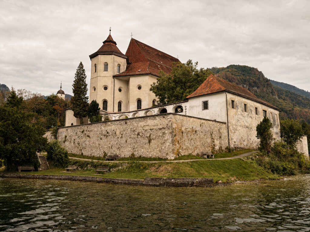 Kirche und Klosteranlage von Traunkirchen direkt am Traunsee