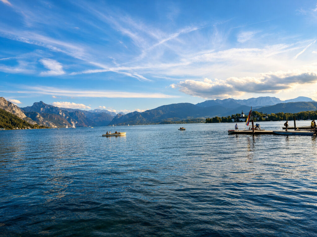 Traunsee mit Schloss Ort, Segelbooten und umliegenden Bergen