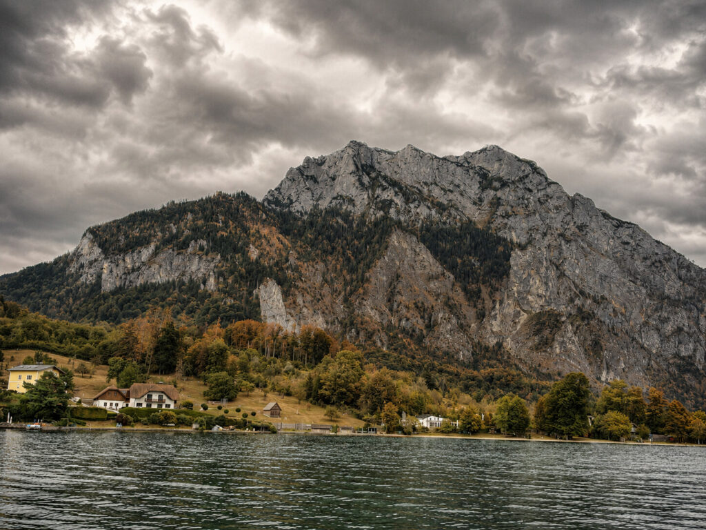 Traunstein unter bewölktem Himmel vom Traunsee aus gesehen